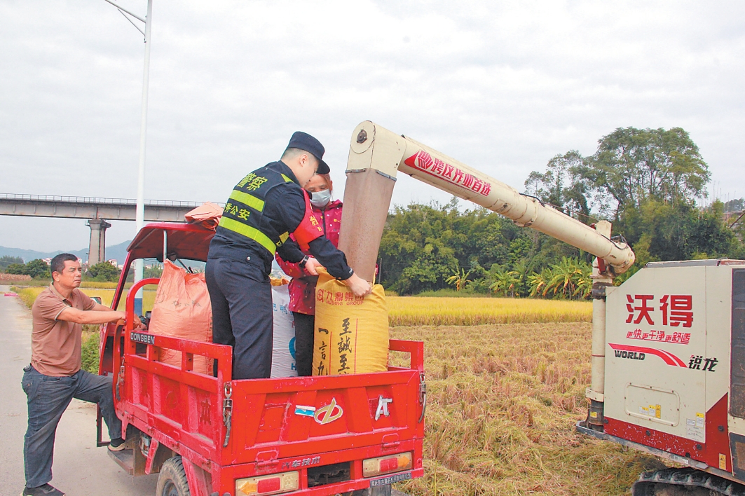广西万秀公安:“护农直通车”开进田间地头